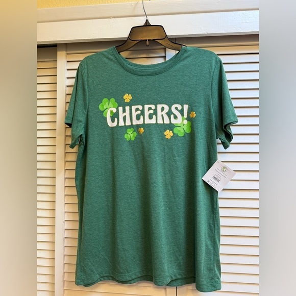 Tops - Green 'Cheers!' Graphic T-Shirt Women’s Sz L St. Patrick’s Day Shirt BRAND NEW